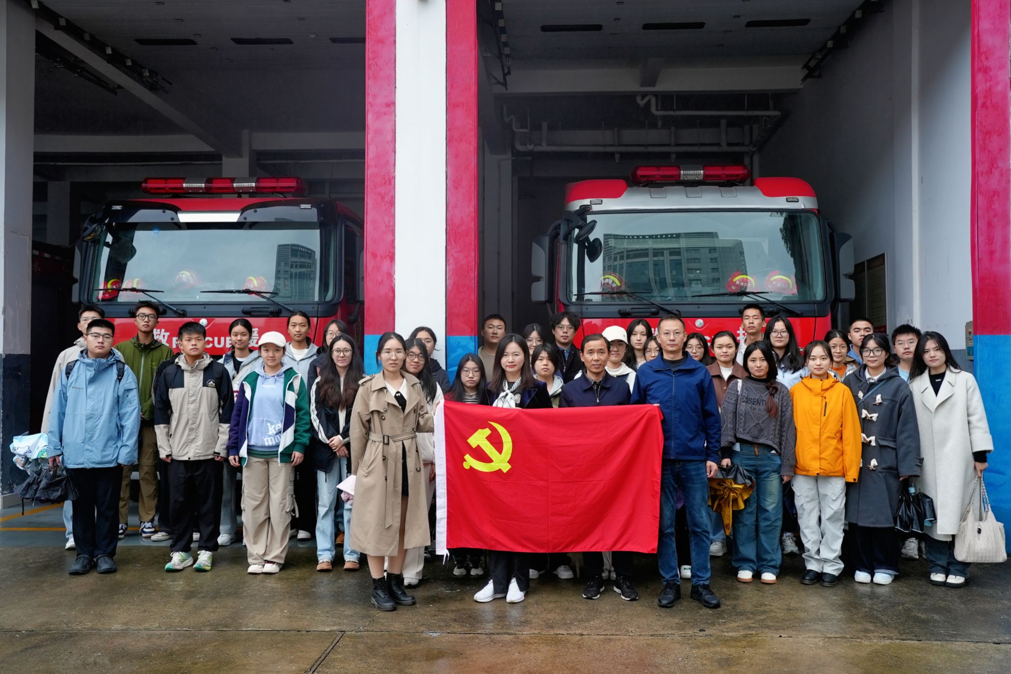 PO18
师生前往武汉市洪山区八一路消防救援站开展治安综合治理和消防工作培训活动